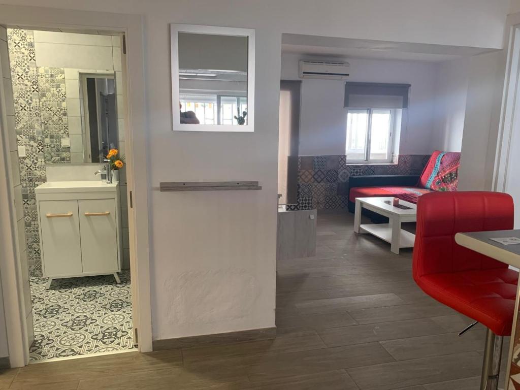 salon z czerwoną kanapą i czerwonym krzesłem w obiekcie Vivienda Turística Níjar w mieście Níjar