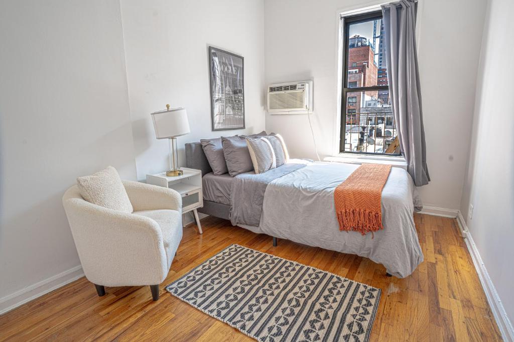 Postel nebo postele na pokoji v ubytování Chic 2BD Upper East Side Retreat