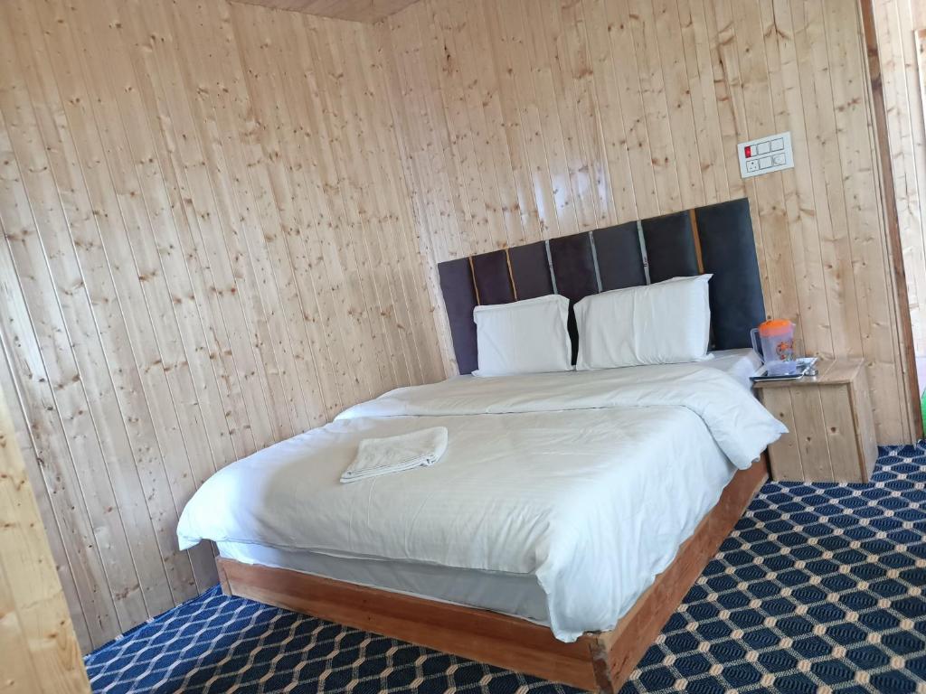 Una cama o camas en una habitación de Bedi's lodge
