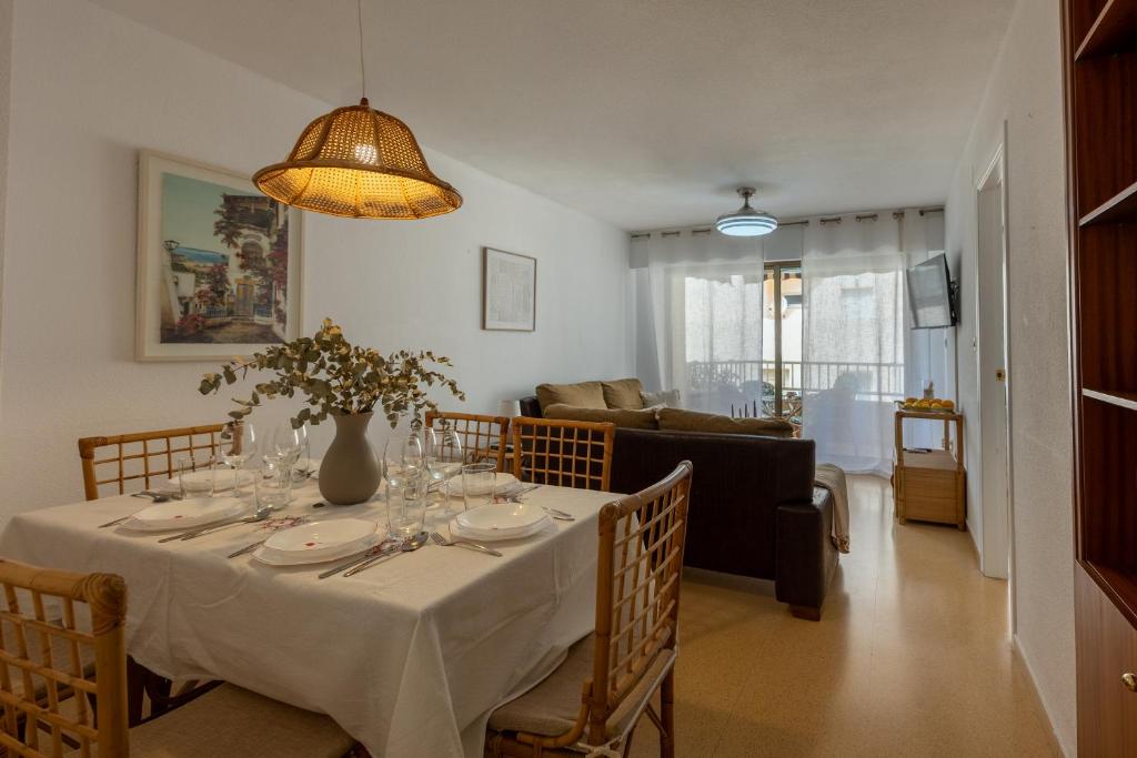 Un comedor con una mesa y una sala de estar. en Comeback A un Suspiro del Mar, en La Herradura