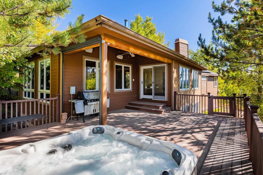 Visual Reference: Golden Park City Getaway Private Hot Tub Home Theater Park