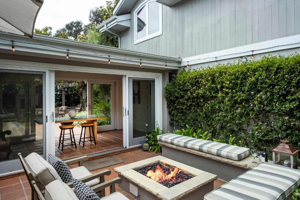 un patio con un focolare in una casa di Majestic Montecito - Luxurious Getaway & Hot Tub a Santa Barbara