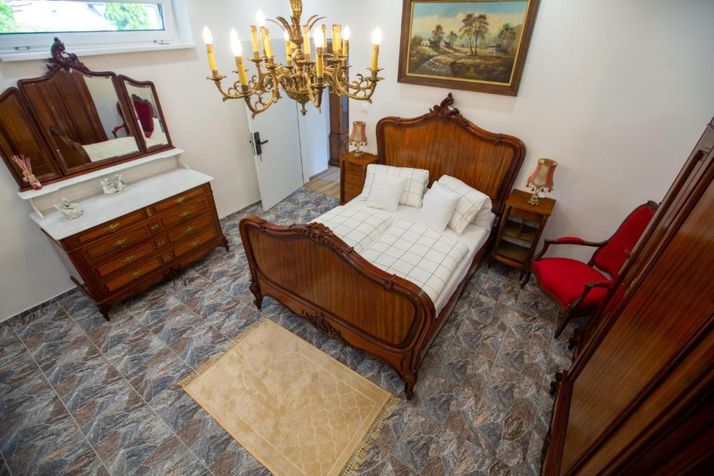 ein Schlafzimmer mit einem Bett, einer Kommode und einem Spiegel in der Unterkunft Villa Vintage -Room A 103 in Tomášikovo