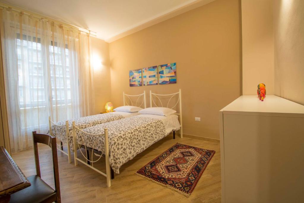 トリノにあるSpezia 35のベッドルーム1室(ベッド1台、ラグ付きのテーブル付)