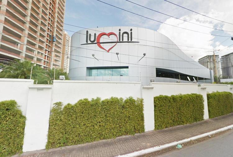 un bâtiment avec un cœur en haut dans l'établissement Lumini Motel, à São Paulo