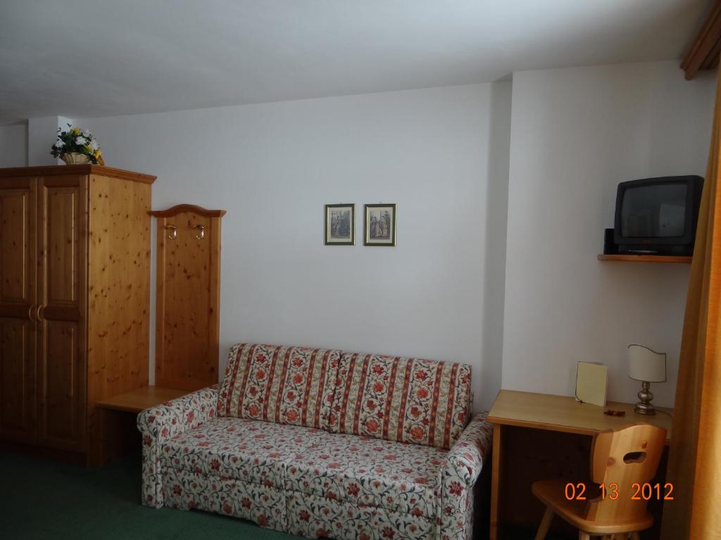 TV a/nebo společenská místnost v ubytování Hotel Mondeval