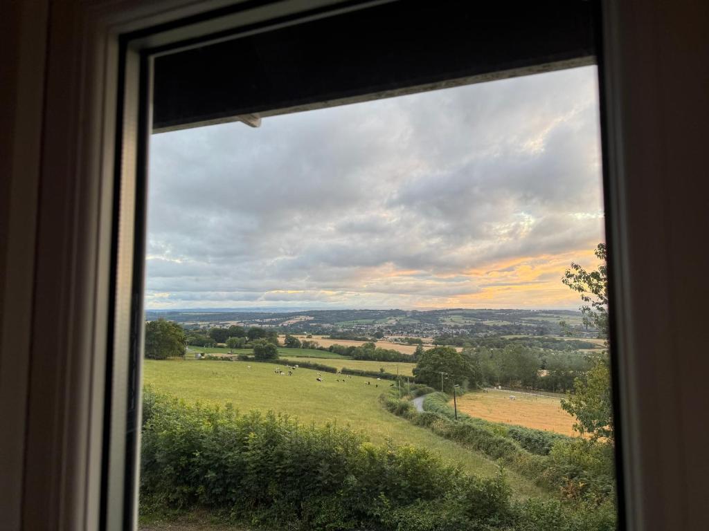 une vue d'un champ depuis une fenêtre dans l'établissement Chineway Cottage, à Ottery St Mary
