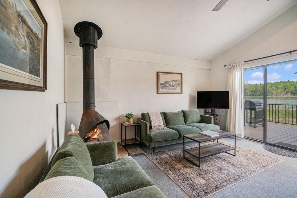Ruang duduk di Cozy and Newly Updated Townhouse on Lake Martin
