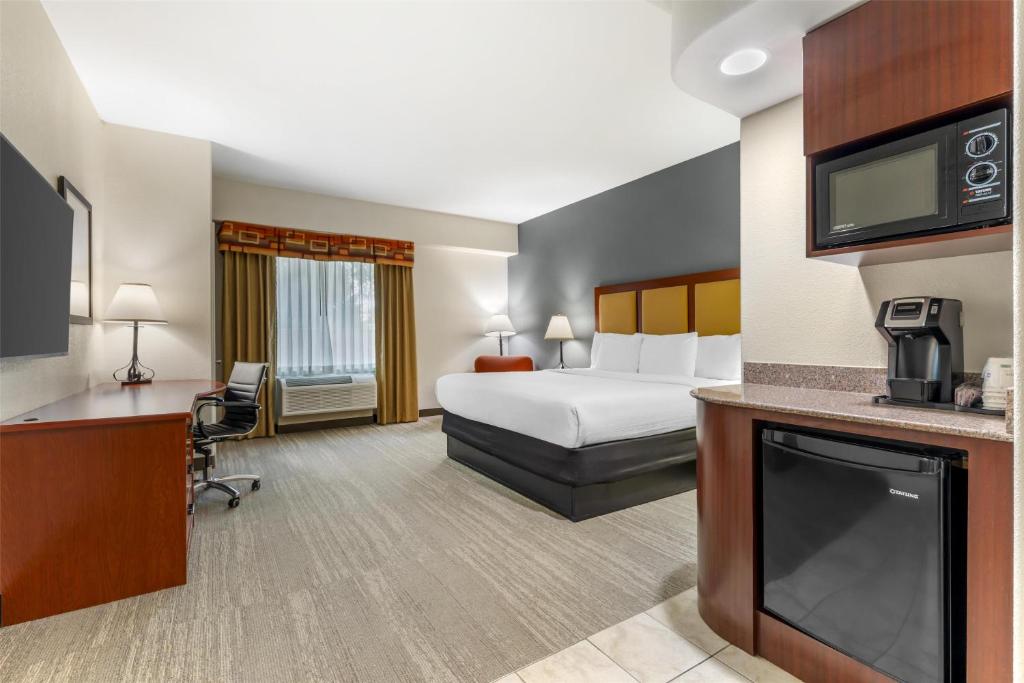 Best Western Plus Waxahachie Inn & Suites - Housity