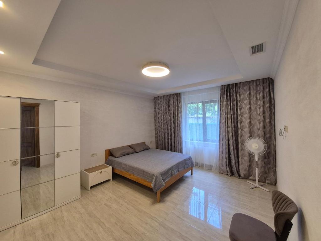Кровать или кровати в номере Elegant 2-bedroom apartment with a terrace