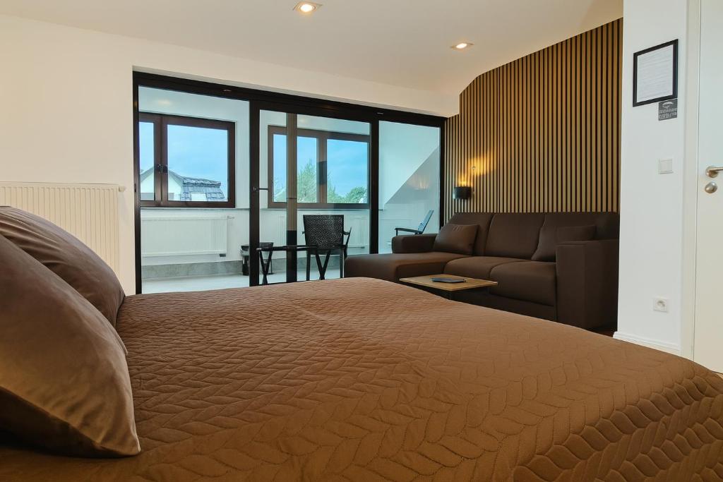 3 ROOMS - Zimmervermietung nähe Flughafen BER - gratis WLAN, Parken & Netflix photo