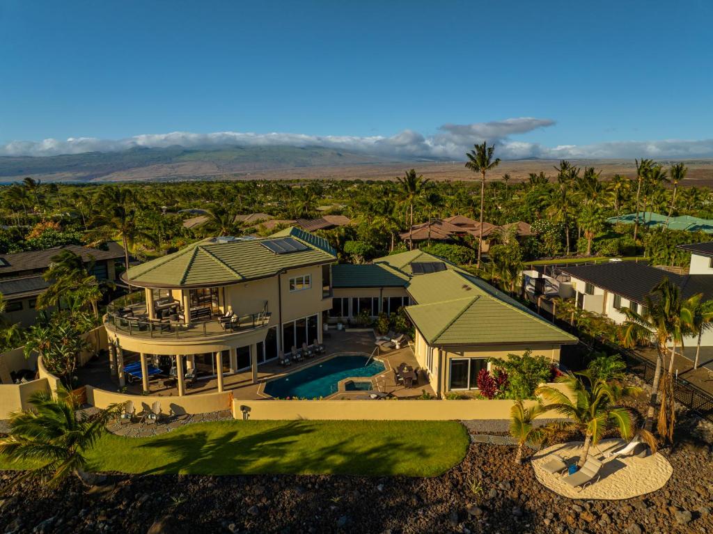 Πισίνα στο ή κοντά στο Hale Mele 2 with Panoramic Golf Course View, private Pool, Hot Tub, Golf Cart and E-Bikes
