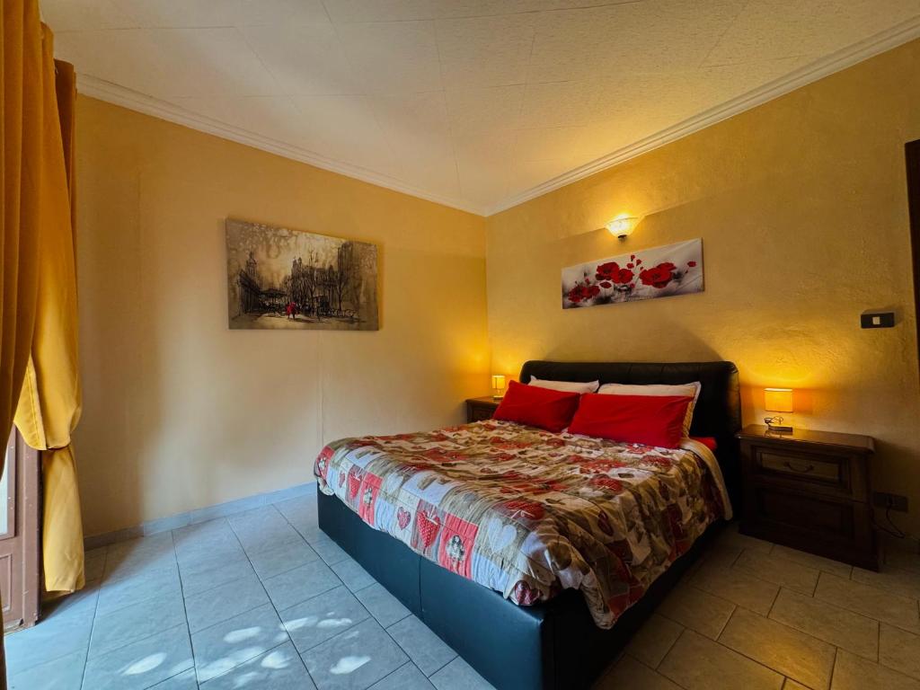 une chambre avec un lit et deux tableaux au mur dans l'établissement Sunrise Inn & Campo da Tennis, à Mezzenile