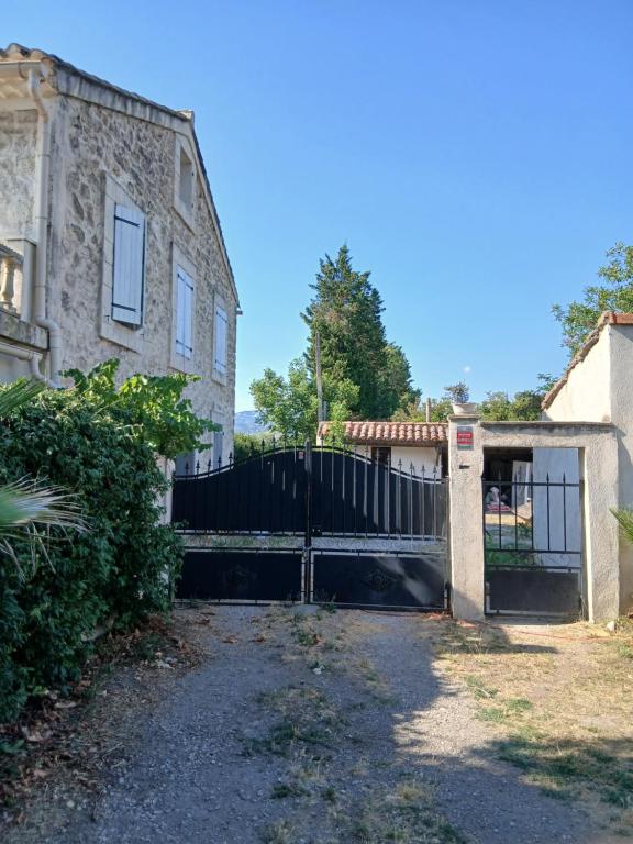 een ingang van een huis met een poort bij Maison Provence Noe in Mallemort