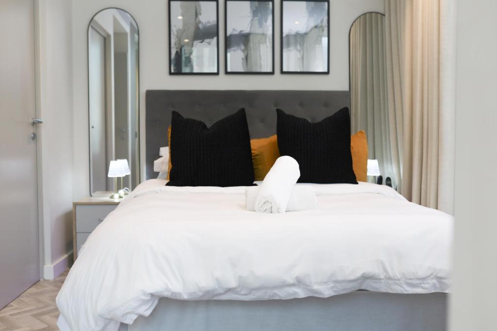 En eller flere senge i et værelse på Modern 1 Bedroom at Foreshore Place Mountain Views & Walk to V&A