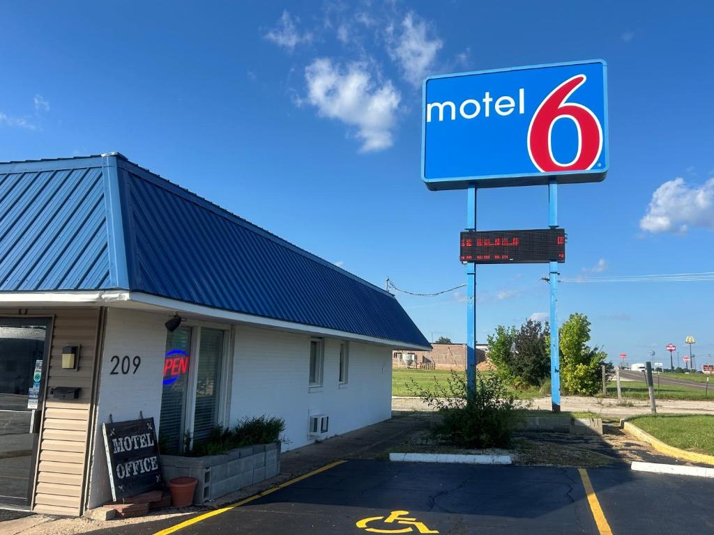 a motel sign in front of a gas station at Motel 6 Sullivan MO in Sullivan