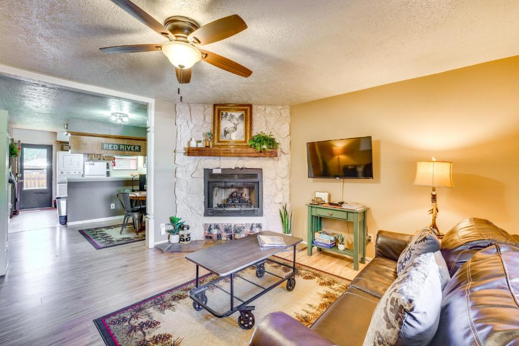 Χώρος καθιστικού στο Hike, Bike and Ski Red River Condo with Spa Access