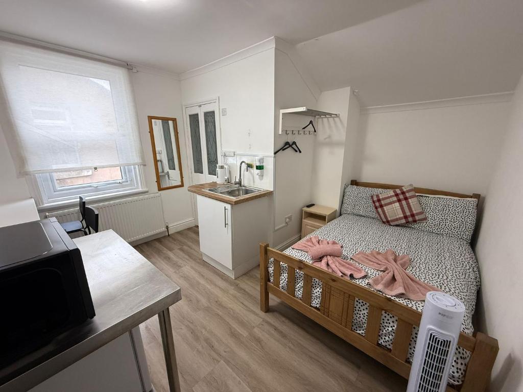 Postel nebo postele na pokoji v ubytování Suli House-Families and Couples only- 3 minutes' walk to the seafront