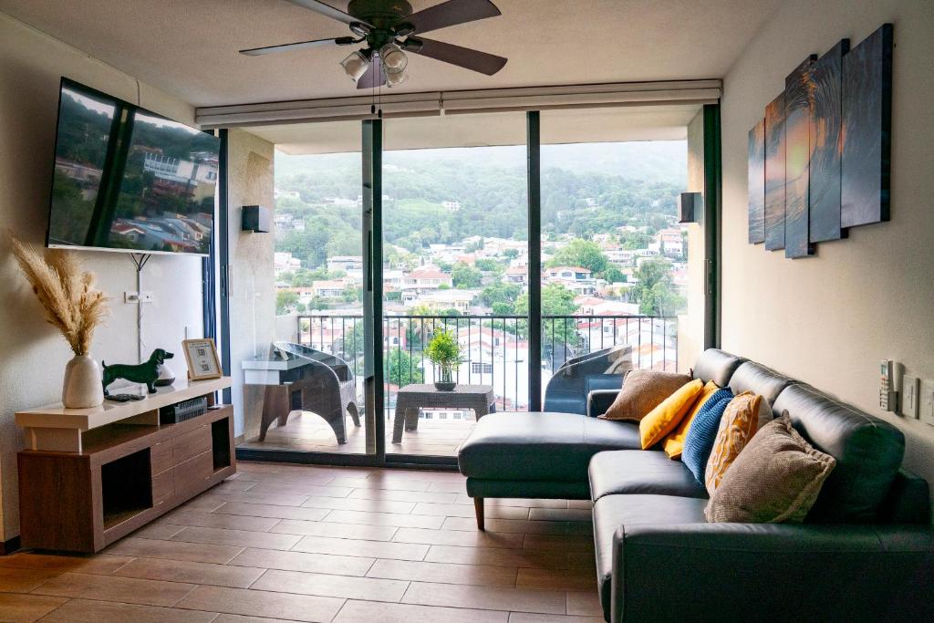 Televisyen dan/atau pusat hiburan di Apartment With Pool In Colonia Escalon