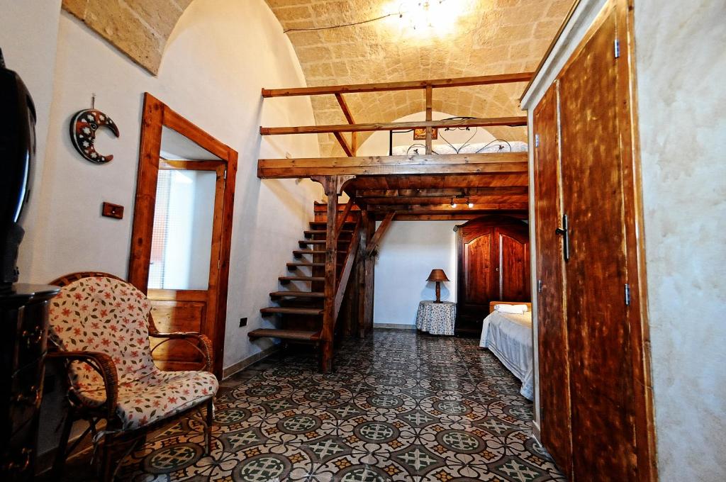 オーリアにあるcasa vacanze Filomenaのベッドルーム1室(ベッド1台付)、