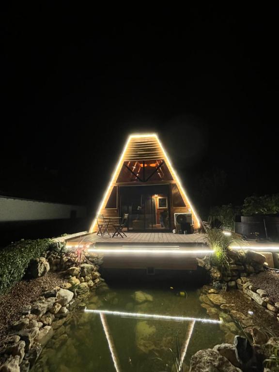 eine Hütte mit beleuchtetem Dach bei Nacht in der Unterkunft cottage cocon et loft in Villampuy
