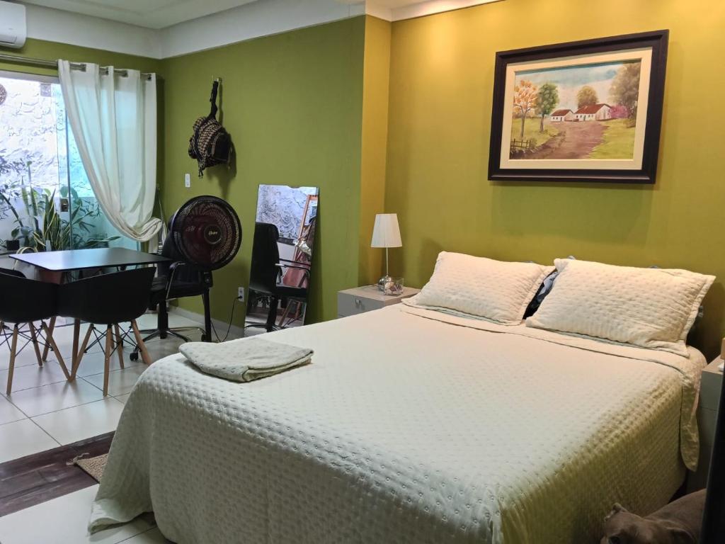 una camera con letto, tavolo e pianoforte di Sobrado PEREIRA E LOBATO a Belém