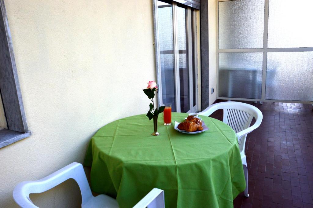A seating area at Michelangelo Rooms