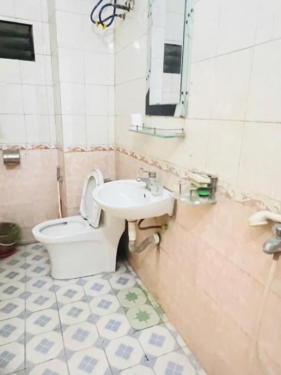 Nhà nghỉ Vườn Đào في هانوي: حمام مع مرحاض ومغسلة