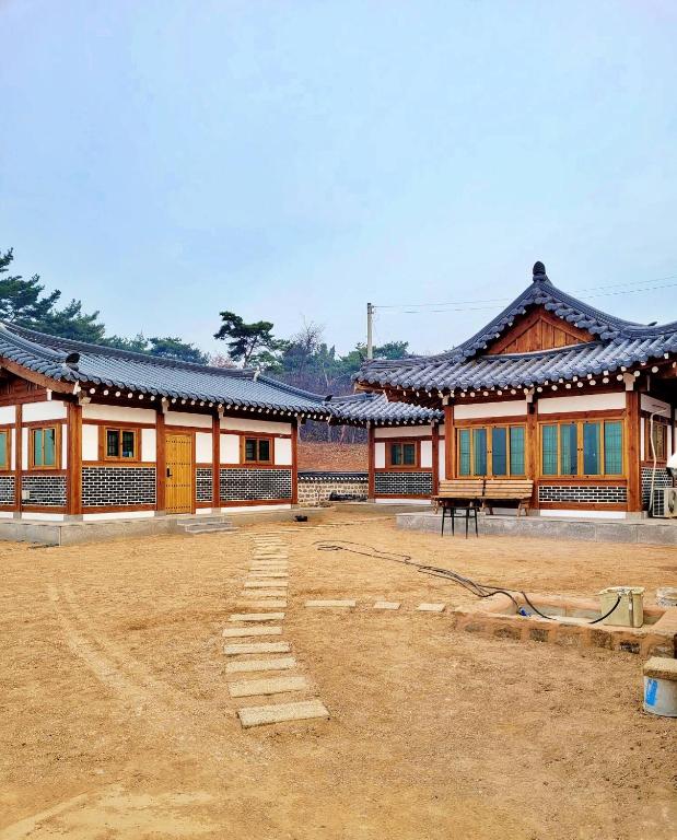 Hwangdoにある홍성군 편백나무 남당한옥の目の前に土場がある建物