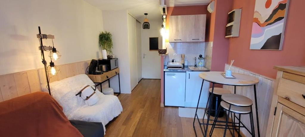 - une cuisine avec un canapé et une table dans une chambre dans l'établissement Appartement avec balcon vue montagne à Bellevaux, à Bellevaux
