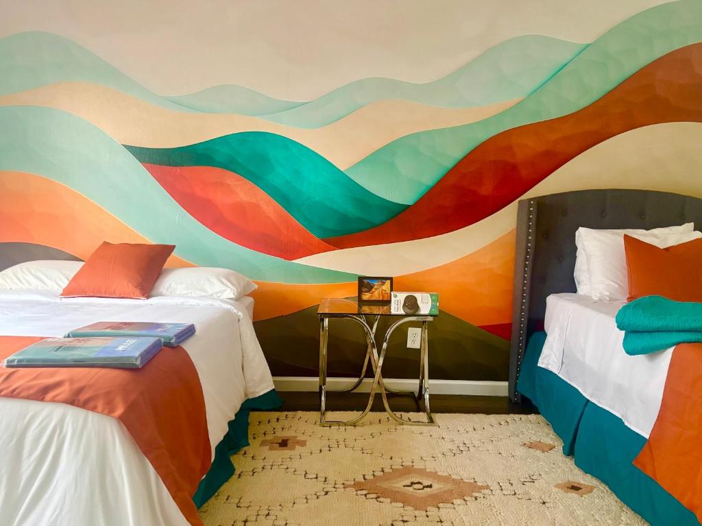 Ένα ή περισσότερα κρεβάτια σε δωμάτιο στο Rooms at the Cactus Blossom- Scottsdale