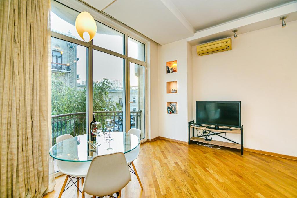 Μια τηλεόραση ή/και κέντρο ψυχαγωγίας στο Old Town Apartment by Baku Housing