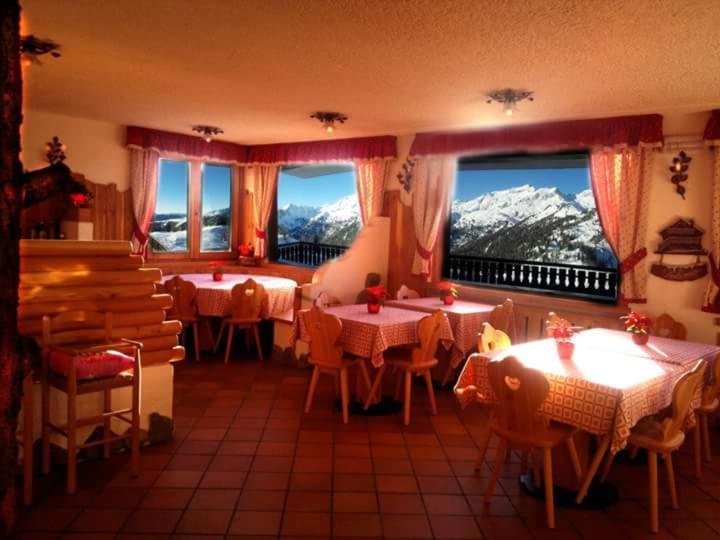 Nespecifikovaný výhled na hory nebo výhled na hory při pohledu z hotelu