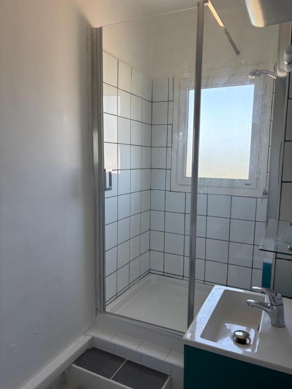 ein Badezimmer mit Dusche und Waschbecken in der Unterkunft Studio tout équipé pour 2 a 15 minutes de valras plage in Béziers