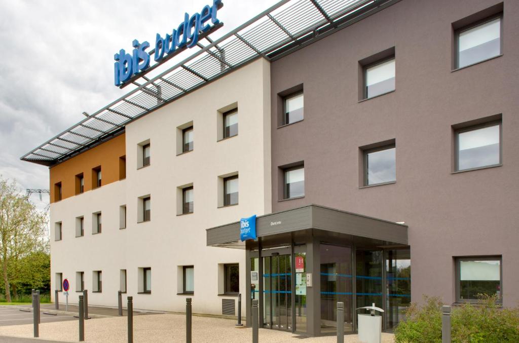 a rendering of the front of the hotel at ibis budget Montceau les Mines in Montceau-les-Mines