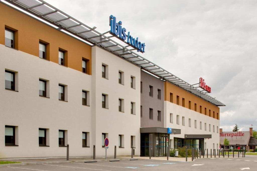 a rendering of the front of the hotel at ibis budget Montceau les Mines in Montceau-les-Mines