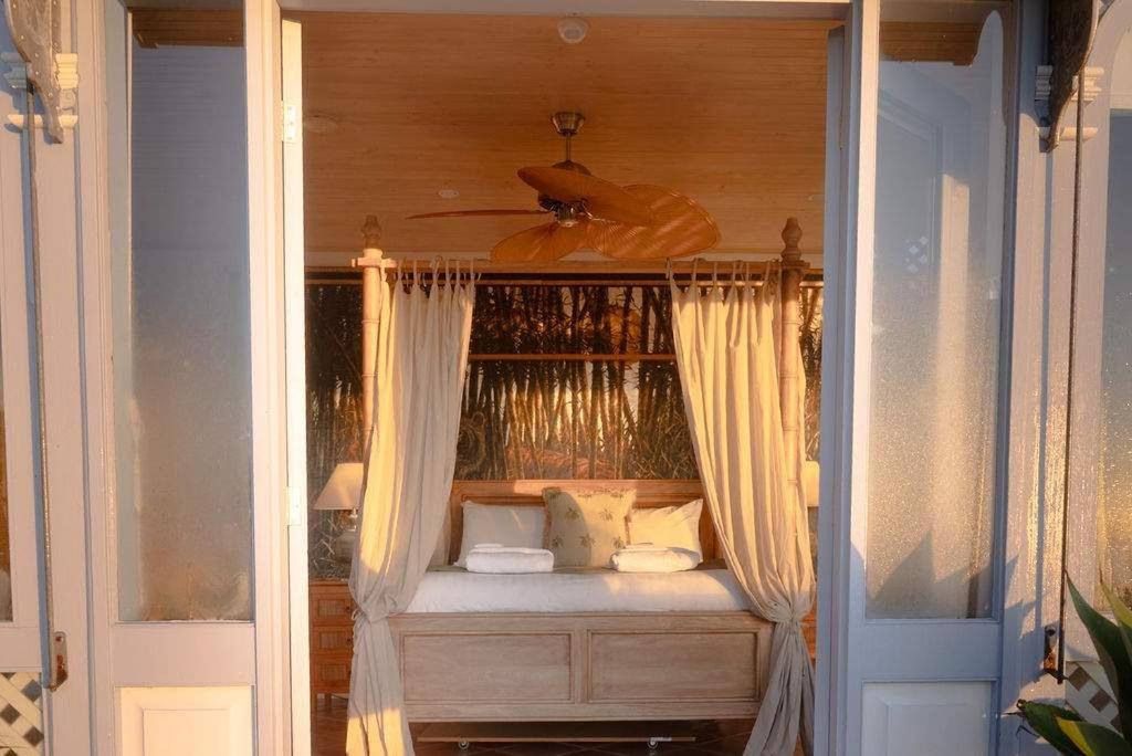 En eller flere senge i et værelse på Luxury Couples Hideaway by the Sea