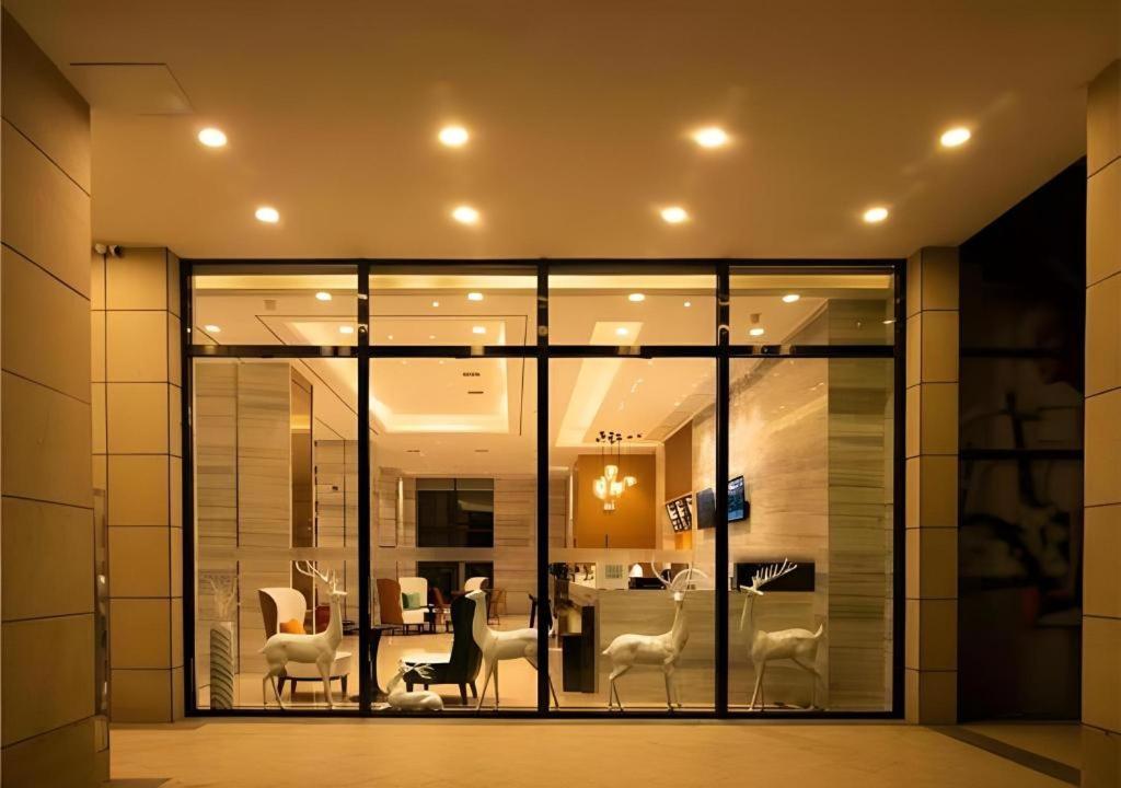 a lobby with a group of chairs and a counter at City Comfort Inn Changsha Outlets Datuo Metro Station in Changsha
