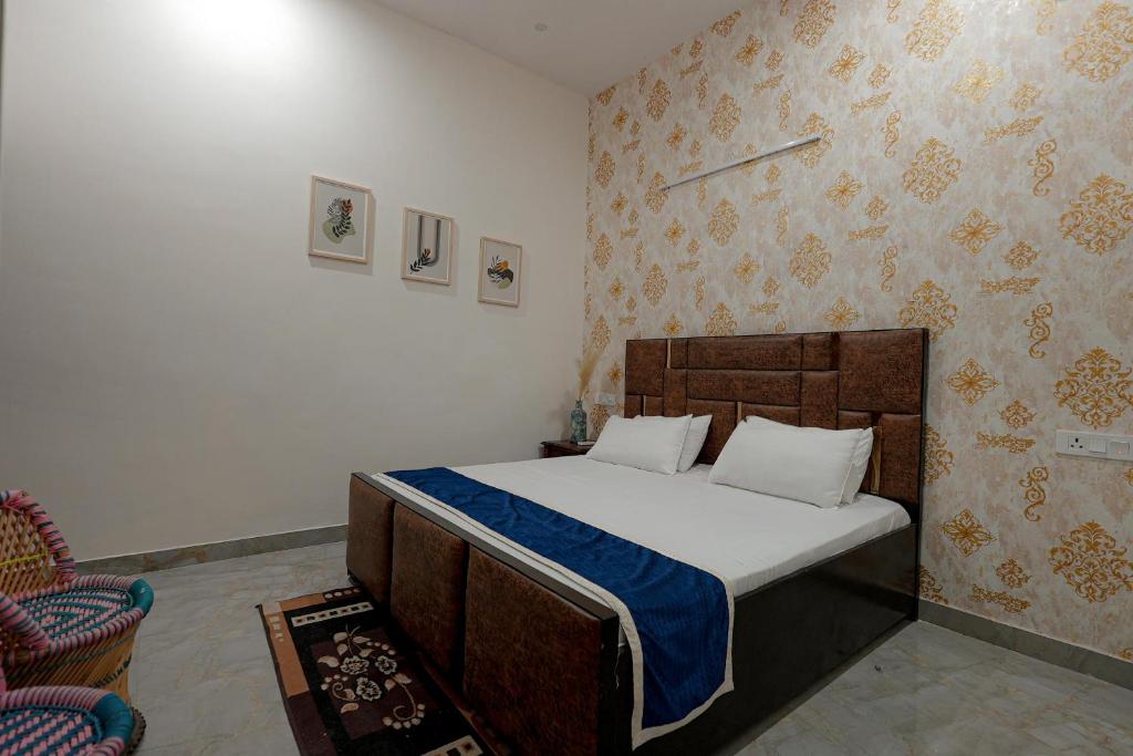 Giường trong phòng chung tại Elegant 6 Bedroom Boutique Villa Near Taj Mahal