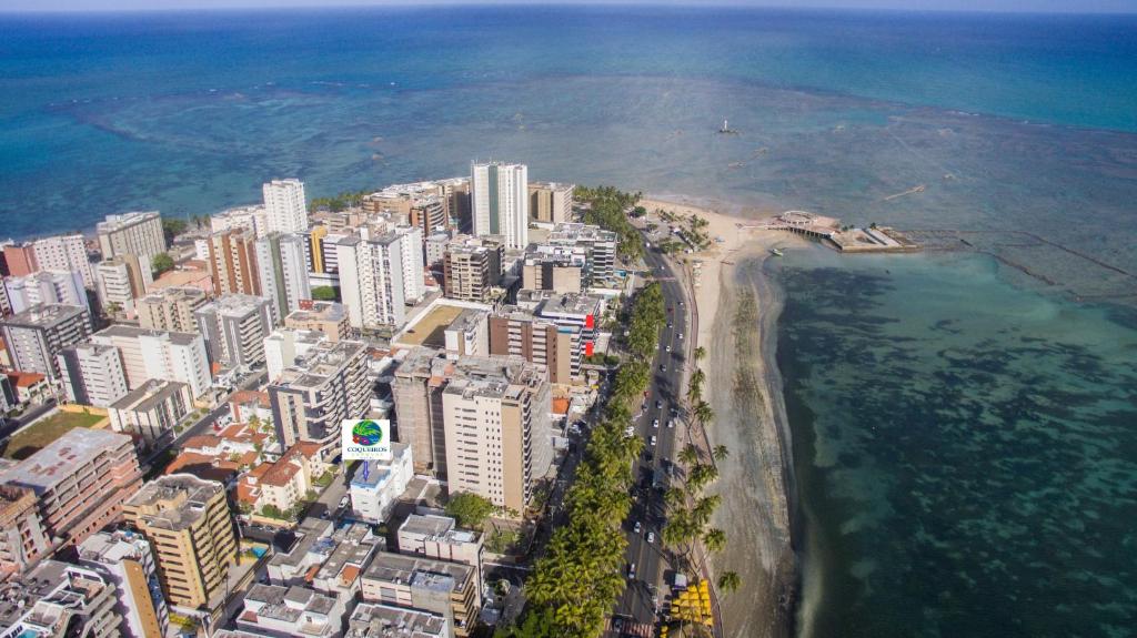 uma vista aérea de uma cidade junto ao oceano em Coqueiros Express Hotel em Maceió