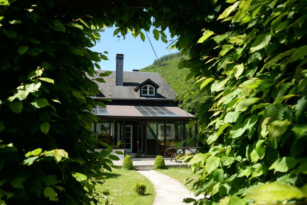 een huis gezien door de bomen bij Gîte la Semois à Mouzaive Vresse sur Semois in Vresse-sur-Semois