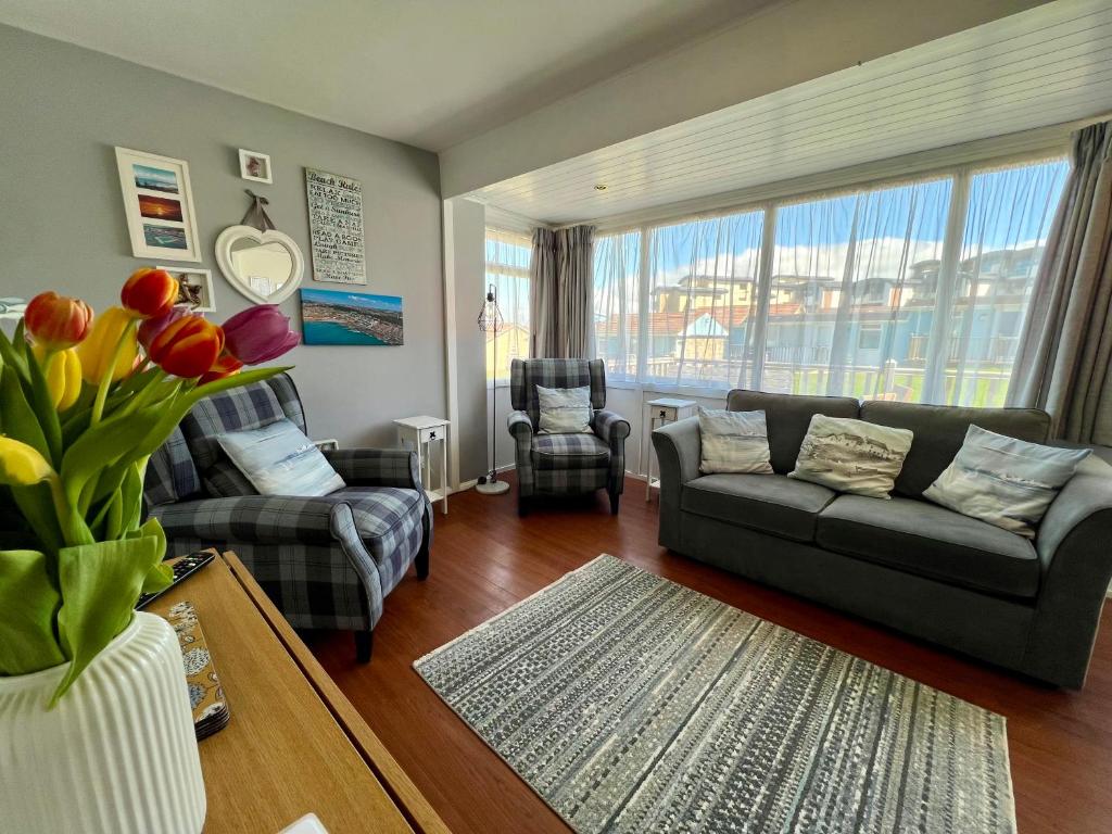 Posezení v ubytování Beach Cottage 37 - Coastal Getaway, Minutes from the Beach