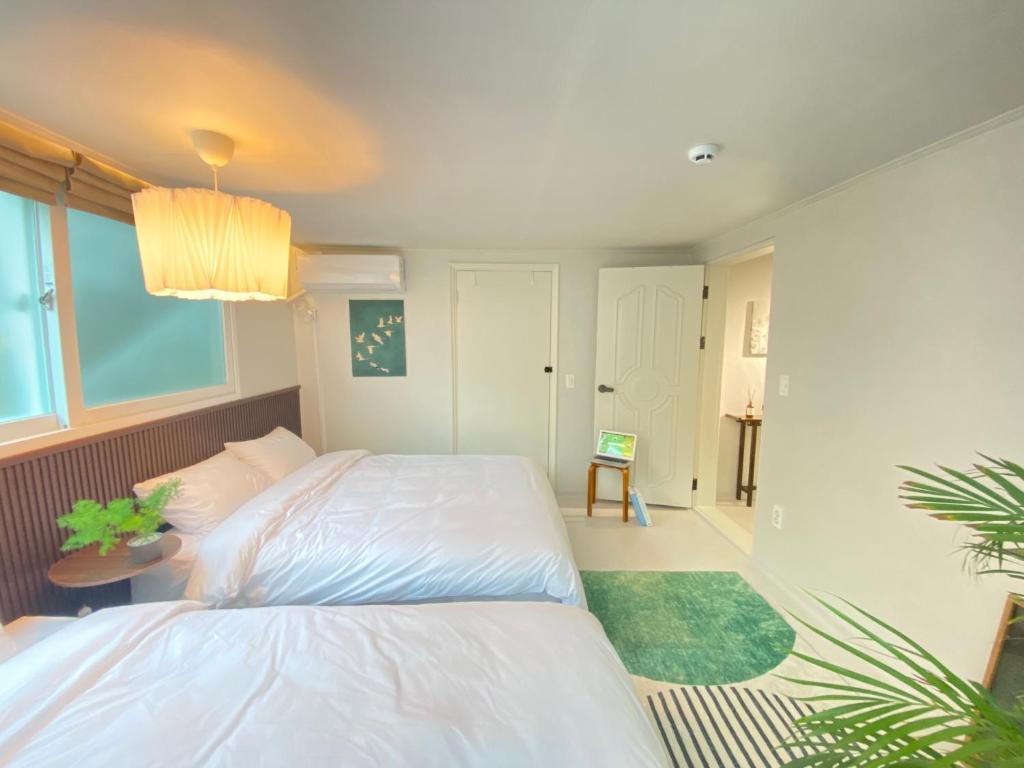 En eller flere senge i et værelse på Stay in EV