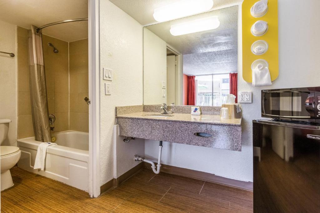 Koupelna v ubytování Motel 6 Glendale Phoenix