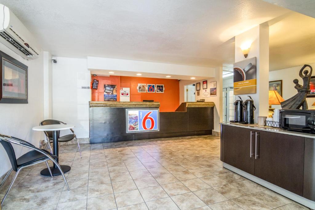 Kuchyň nebo kuchyňský kout v ubytování Motel 6 Glendale Phoenix