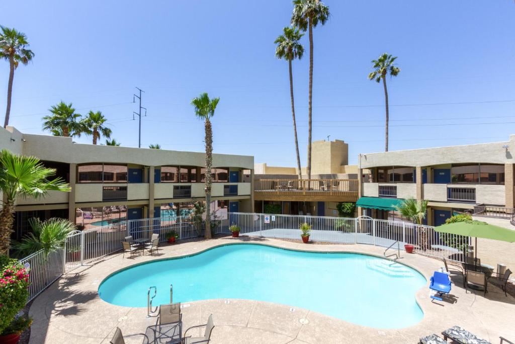 Bazén v ubytování Motel 6 Glendale Phoenix nebo v jeho okolí