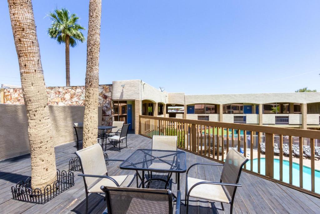 Bazén v ubytování Motel 6 Glendale Phoenix nebo v jeho okolí