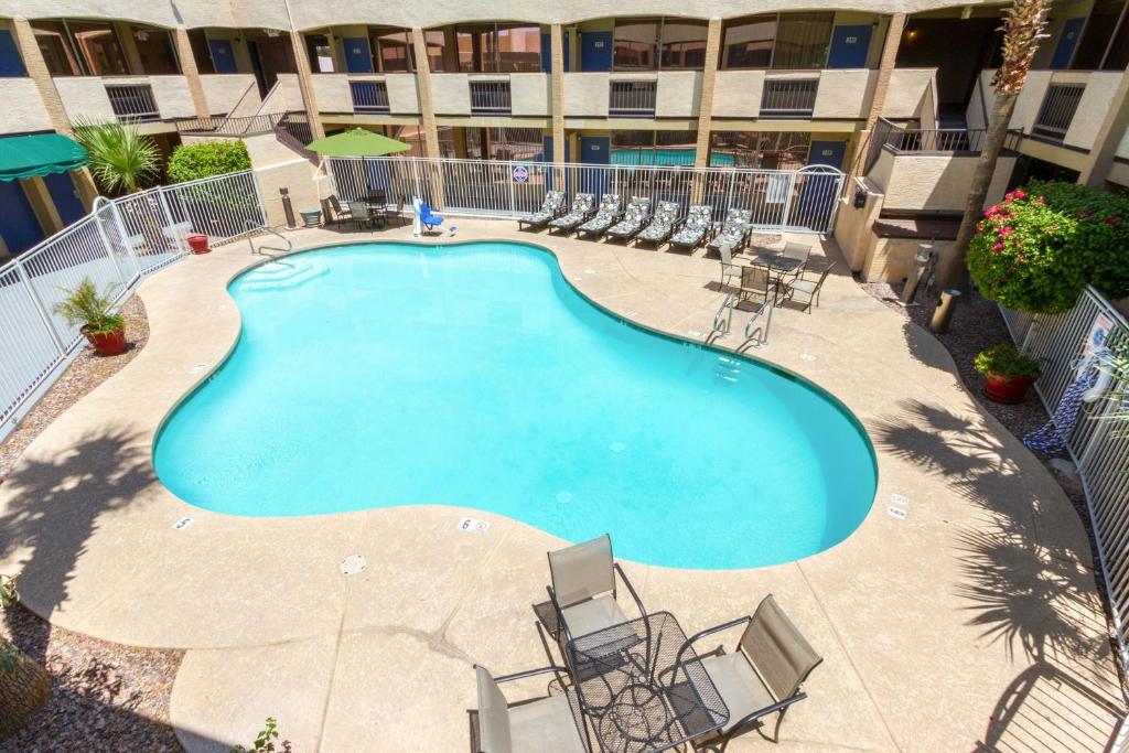 Bazén v ubytování Motel 6 Glendale Phoenix nebo v jeho okolí