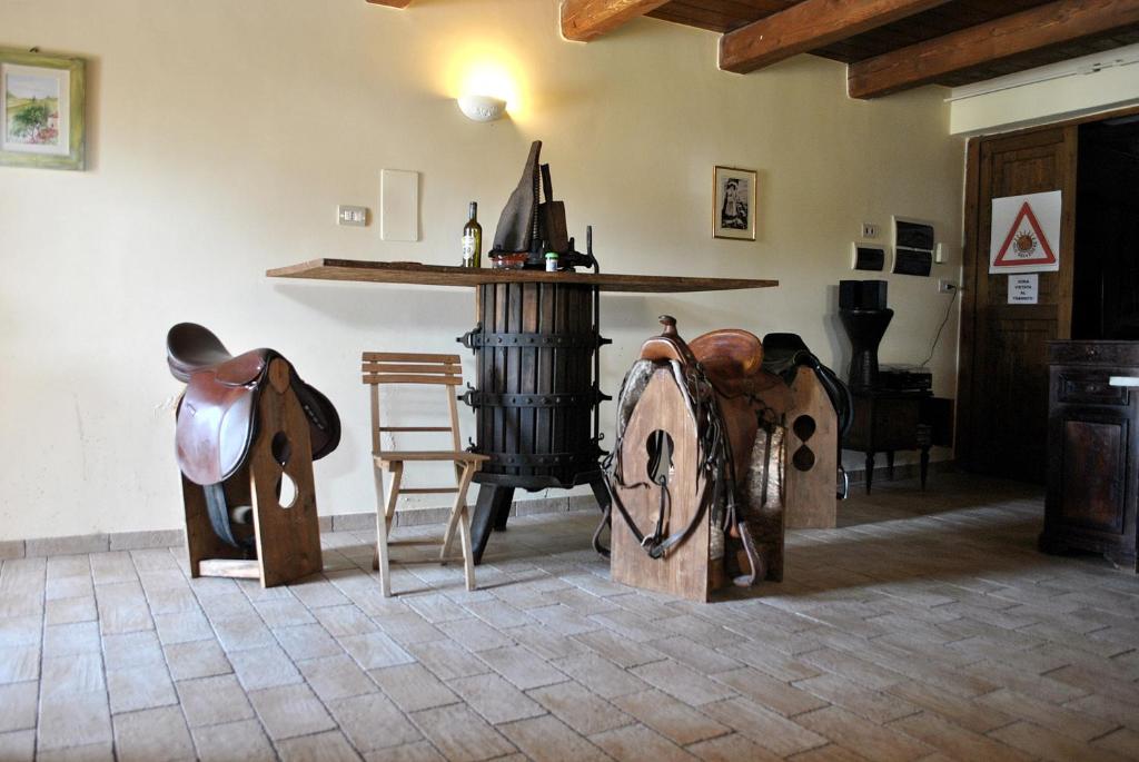 una camera con piano cottura e una stanza con oggetti di valore di Agriturismo Oasi Belvedere a Monte San Pietrangeli