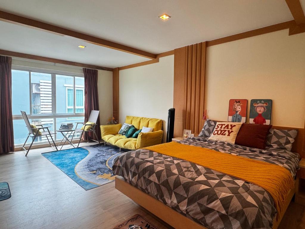 a bedroom with a bed and a living room at VONLUCK-Wonnapha Beach in Ban Bang Saen (1)